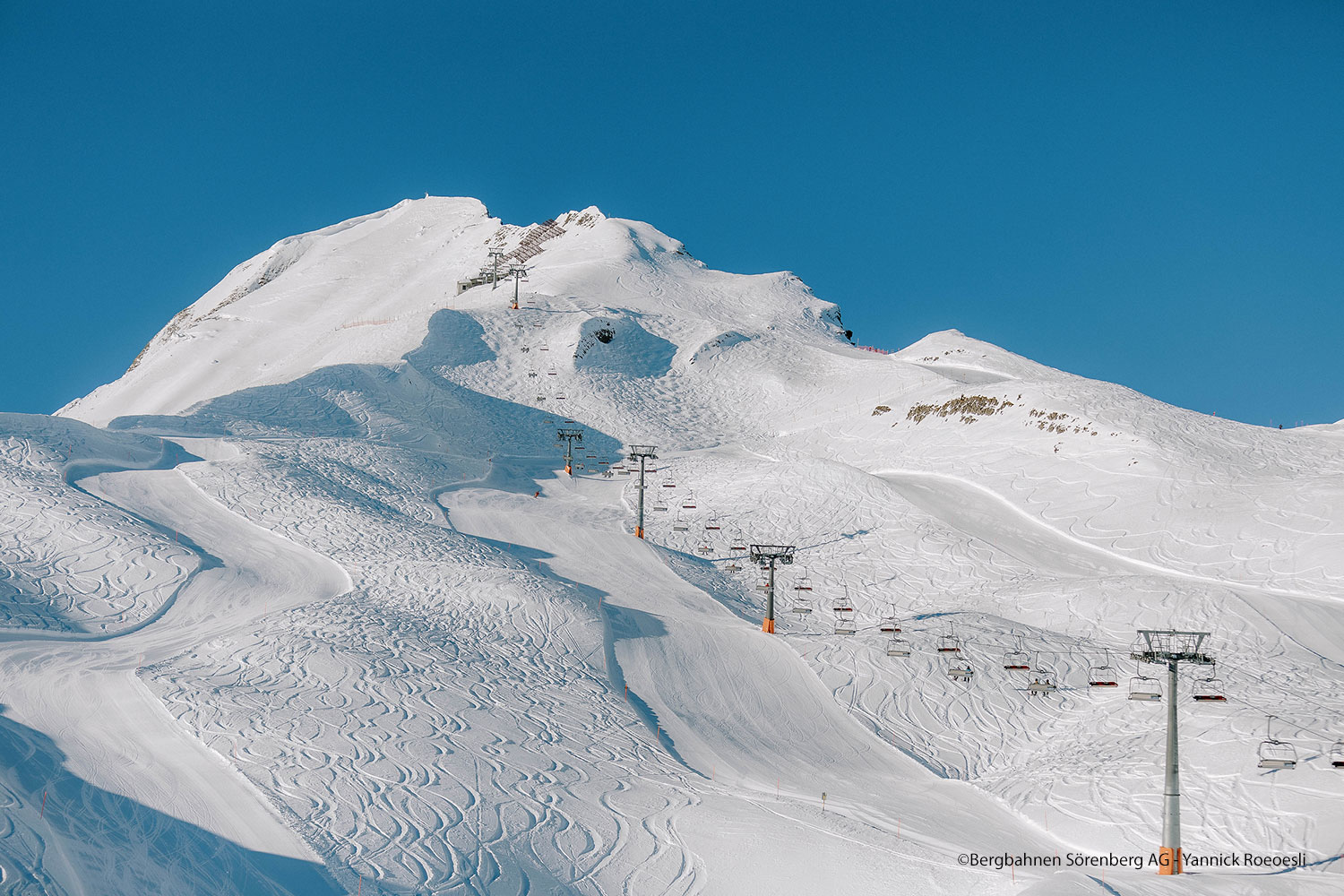 Winter_Skigebiet_Brienzer-Rothorn_Eisee_Soerenberg_Yannick-Roeoesli-berg